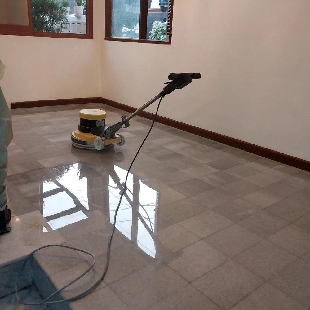 Pulido de piso con máquina profesional